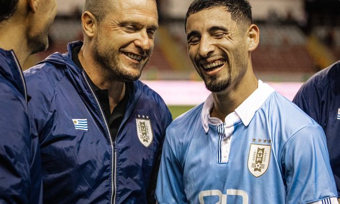 Diego Pérez y Walter Domínguez sonríen luego del empate de la selección de Uruguay ante Costa Rica, en lo que fue el debut del jugador de OFI