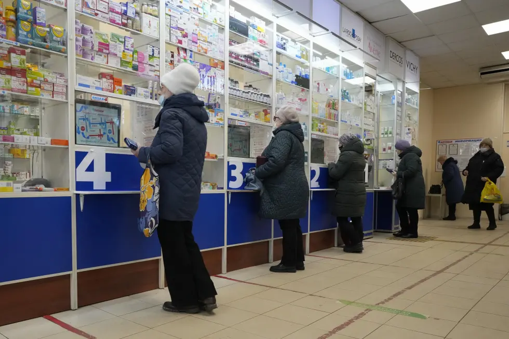 Clientes comprando medicamentos en una farmacia en San Petersburgo.