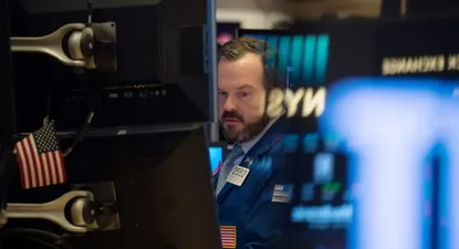 wall street bajo por caida de tecnologicas e inquietudes comerciales