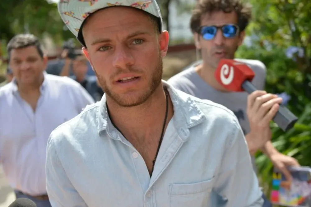 Nahitan Nández en camino a la fiscalía.