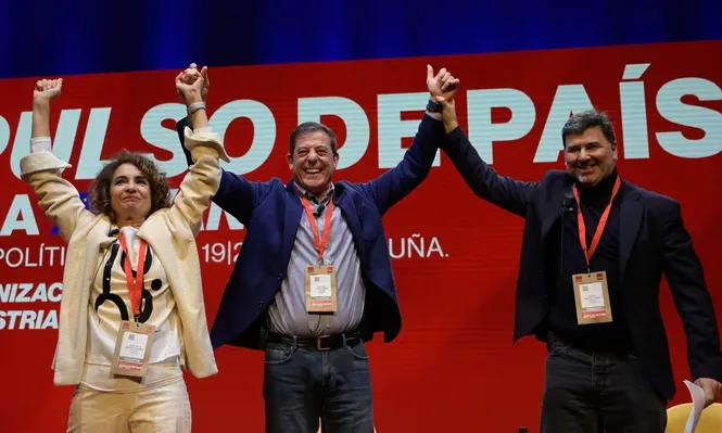 La vicepresidenta Primera del Gobierno y Ministra de Hacienda, María Jesús Montero; El candidato del PSdeG a presidir la Xunta de Galicia, José Ramón Gómez Besteiro y el eurodiputado Nicolás González Casares durante la convención política del PSOE.