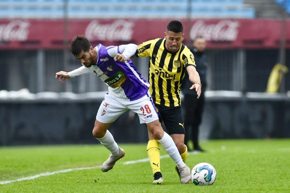 Facundo Rodríguez de Fénix ante Javier Cabrera de Peñarol