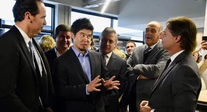 El líder global de los Microsoft AI Co-Innovation Labs, Jun Yamasaki, habla con Lacalle sobre la operativa del laboratorio de Microsoft en Uruguay.