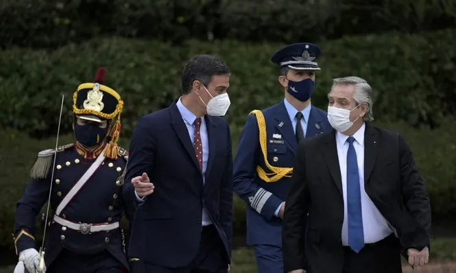 A la izquierda el presidente español, Pedro Sánchez. A la derecha, el presidente argentino, Alberto Fernández