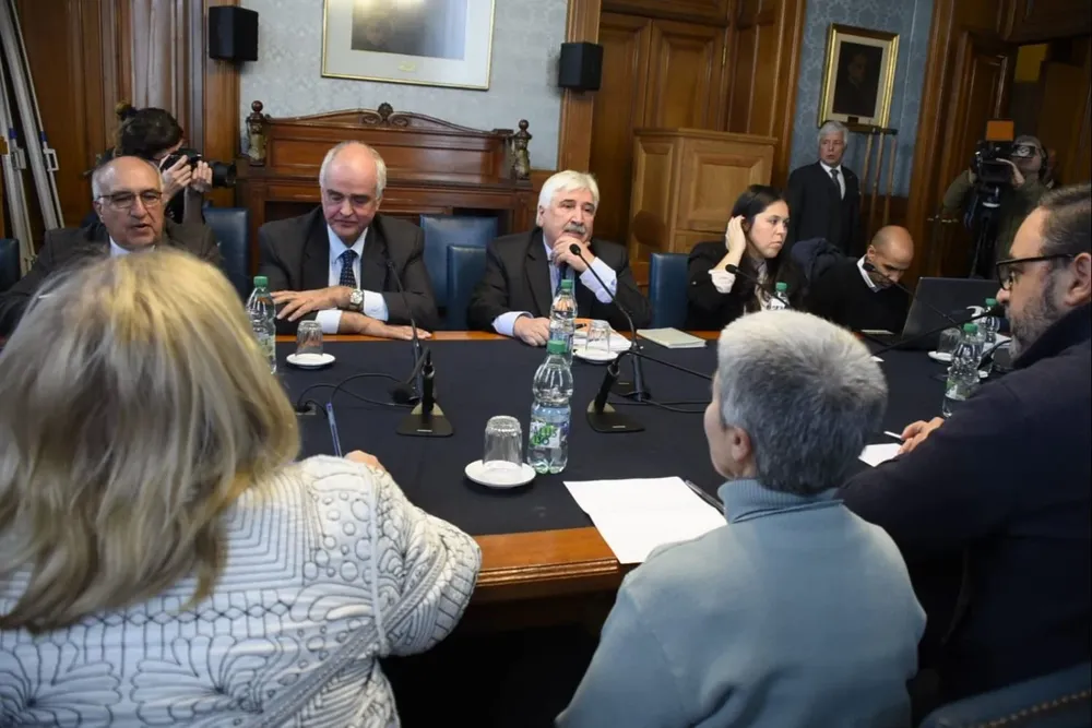 Juan Gómez junto a la directora de la Unidad de Litigación, Adriana Sampayo, y el director de Políticas Públicas, Sebastián Pereyra