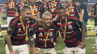 Guillermo Varela, Giorgian De Arrascaeta y Nicolás De la Cruz celebran el título de la Supercopa Brasileña con Flamengo; De Arrascaeta sostiene en su mano izquierda el teléfono en el que aparece Matías Viña en una video llamada, para que no se perdiera la celebración