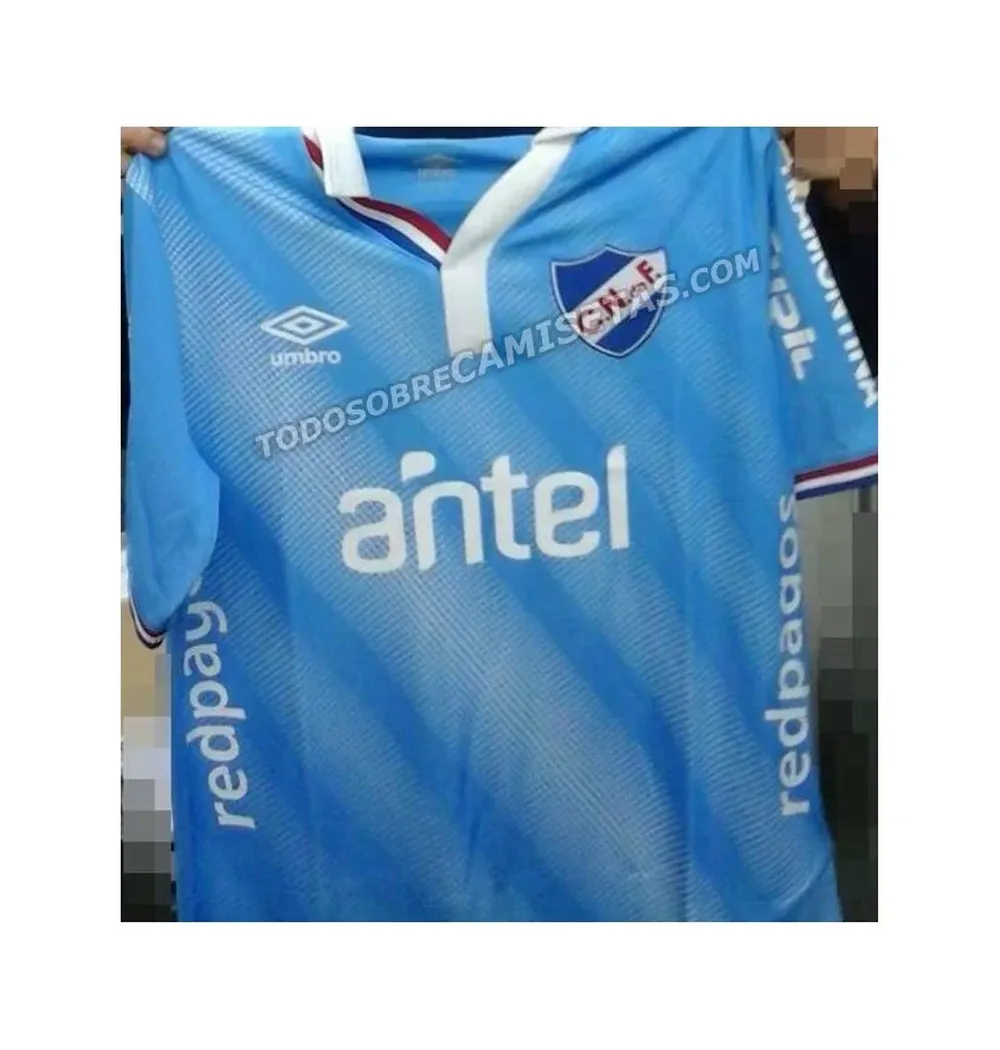 Todosobrecamisetas presentó la nueva casaca celeste de Nacional