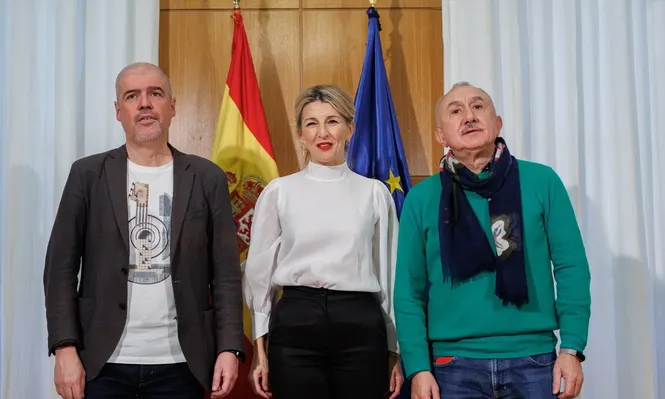 l secretario general de CCOO, Unai Sordo; la vicepresidenta segunda y ministra de Trabajo y Economía Social, Yolanda Díaz y el secretario general de UGT, Pepe Álvarez, en una imagen de archivo.