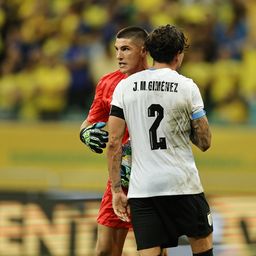 Sergio Rochet y José María Giménez de la selección de Uruguay que empató ante Brasil por Eliminatorias