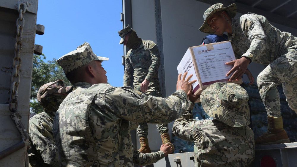 El gobierno ha desplegado a miles de efectivos para distribuir agua y alimentos.