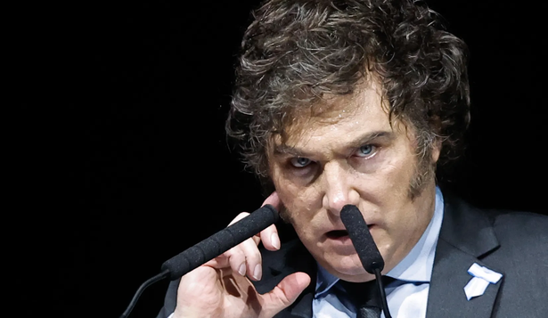 Argentina solía albergar 300 firmas españolas. Hoy queda aproximadamente la mitad. La tendencia de desinversión de España da una pauta de que ese éxodo seguirá su curso. En el stock de IED de España, América latina representa el 30%. El país de más peso es México, con 10%. Argentina quedó reducida a menos del 2%.