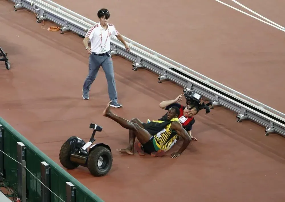 La caída del atleta jamaiquino Usain Bolt después de la final de 200m en Pekín, China