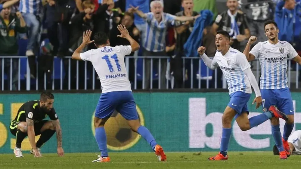 Chory Castro, de espaldas, celebra uno de los goles; es titular indiscutido en Málaga.