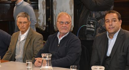 El ministro del Interior, Carlos Negro, recibió a los representantes de Nacional, Ricardo Vairo, Peñarol, Eduardo Zaidensztat e Ignacio Ruglio, y la AUF, tras el violento clásico del domingo por la final del Intermedio