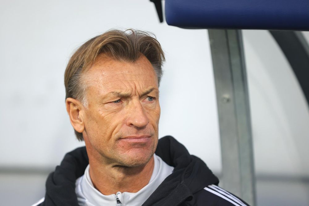 Herve Renard, DT de Arabia Saudita, en el amistoso ante Serbia