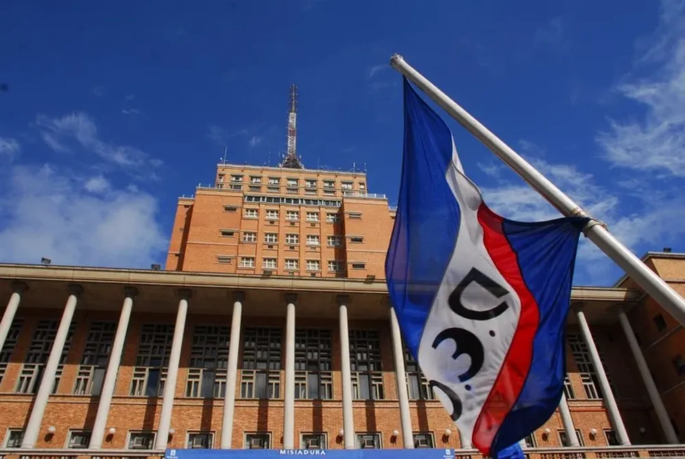 Bandera de Adeom con la Intendencia de Montevideo de fondo. Archivo