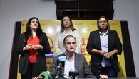 Lorena Quintana, Rossana de Oliveira y la implicada Verónica González junto a Guido Manini Ríos en conferencia de prensa