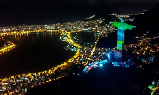 Bandera brasileña proyectada en el Cristo Redentor de Río de Janeiro