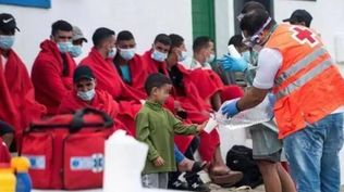 Un menor en un centro de acogida de migrantes en Canarias