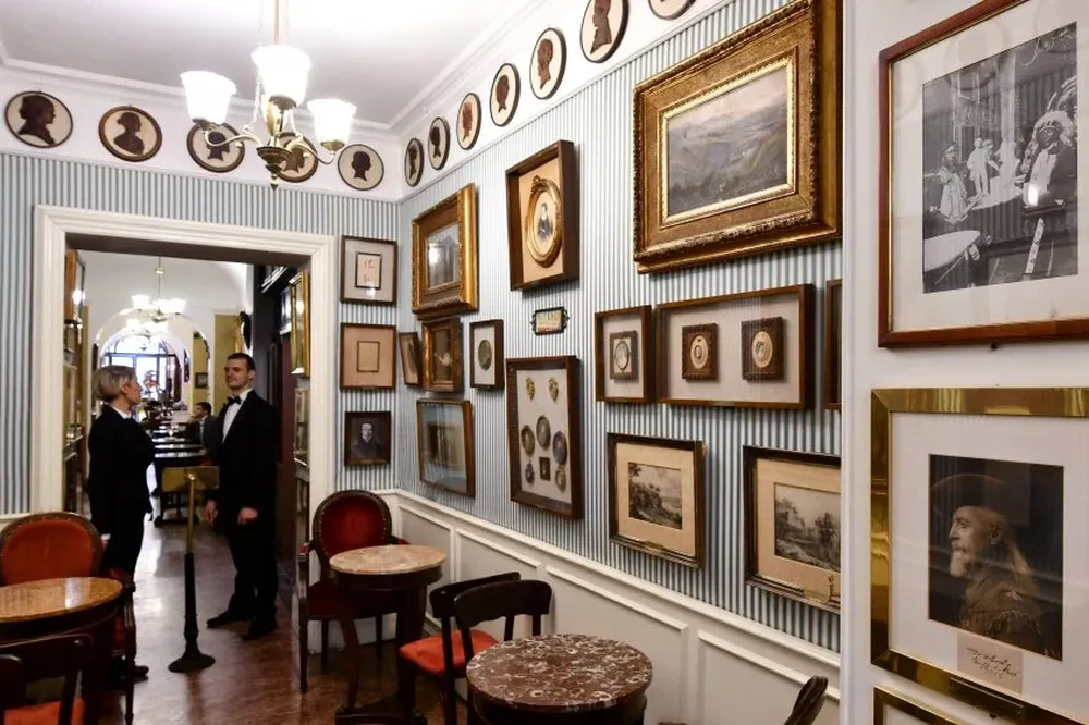 El histórico café, ubicado sobre Via del Condotti, con el fondo de la Plaza España de Roma