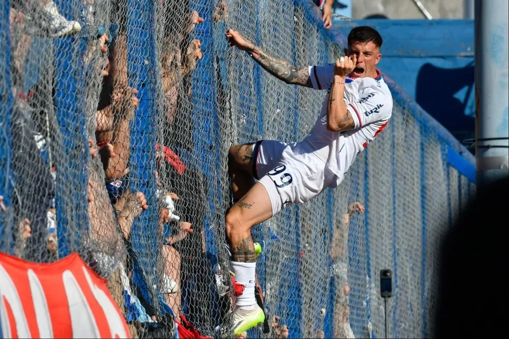 El Colo festejando el gol clásico contra Peñarol en el Parque