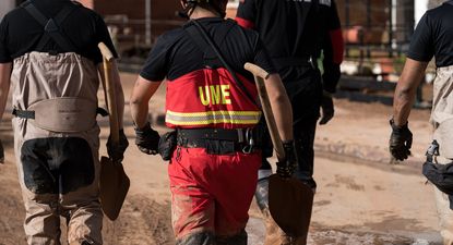 Un agente de la UME en Utiel, en Comunidad Valenciana. EUROPA PRESS