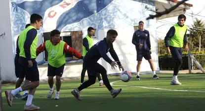 En la práctica de ayer los futbolistas jugaron un rato al básquetbol.
