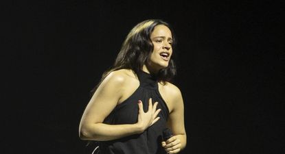 Rosalía sorprende en Barcelona y canta La Perla en un concierto de activistas a favor de Palestina