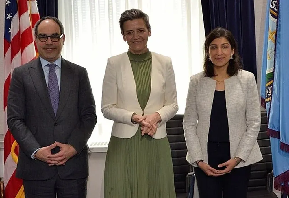 Lina Khan (derecha), directora de Comercio de Estados Unidos, junto al fiscal adjunto de los Estados Unidos, Jonathan Kanter y la comisaria de Competencia de la Comisión Europea, Jonathan Kanter y Margrethe Vestager