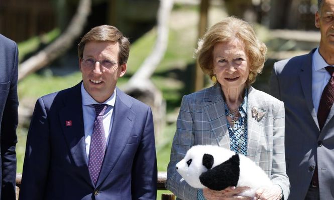 La Reina Sofía y el alcalde de la ciudad de Madrid José Luis Martínez-Almeida