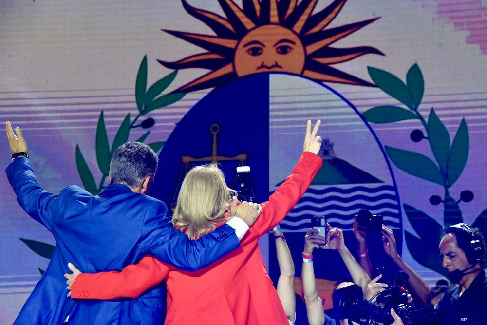 Yamandú Orsi junto a Carolina Cosse festejando la victoria de este domingo