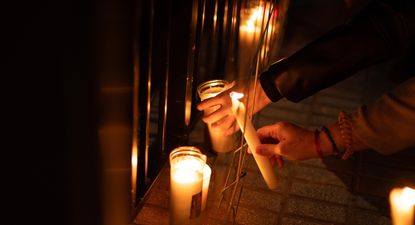 Velas para homenajear a las víctimas de la dana, en la Rambla del Poyo, en Paiporta, Valencia.&nbsp;