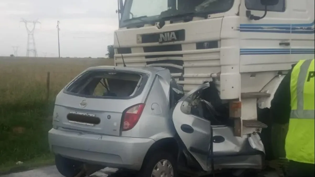 Un hombre murió tras el choque frontal entre un auto y un camión en San ...