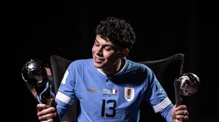 Matturro con el trofeo del título y el Balón de Plata como segundo mejor jugador del Mundial sub 20