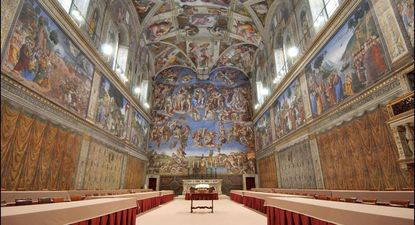 La Capilla Sixtina alberga a unas 200 personas en misas o hasta a 20.000 de los alrededor de 25.000 visitantes que llegan a diario, 5 millones al año. Aquí se ve lista para el cónclave de 2025.