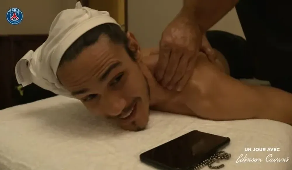 Cavani en la gira de PSG por Asia