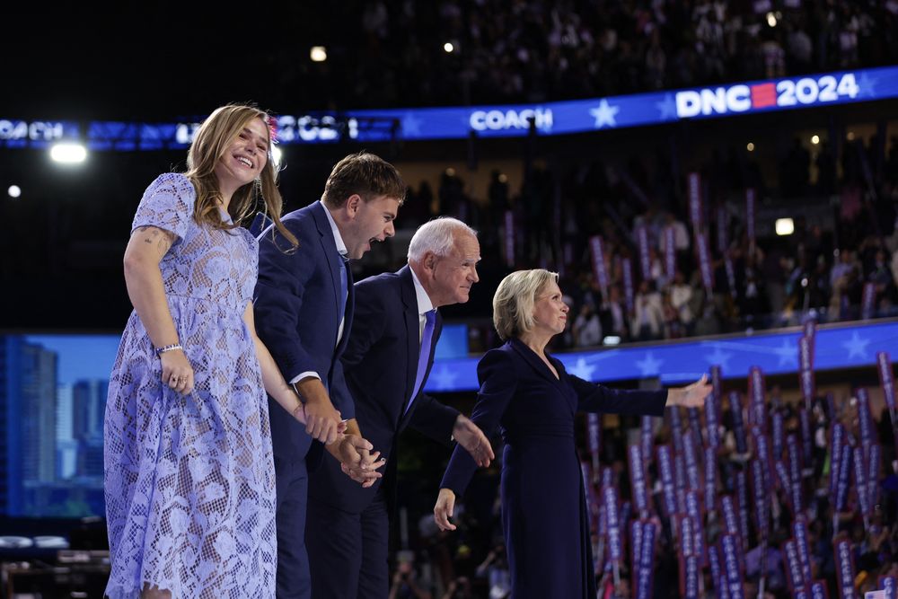 Walz con su familia en el escenario del United Center de Chicago
