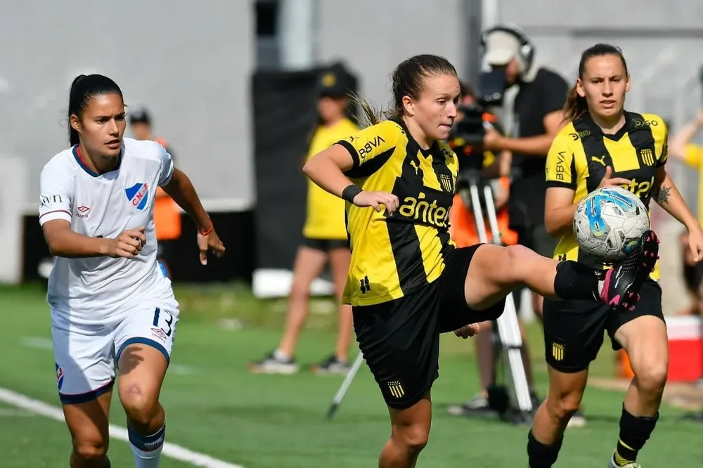 En la primera final, Peñarol ganó 3-1