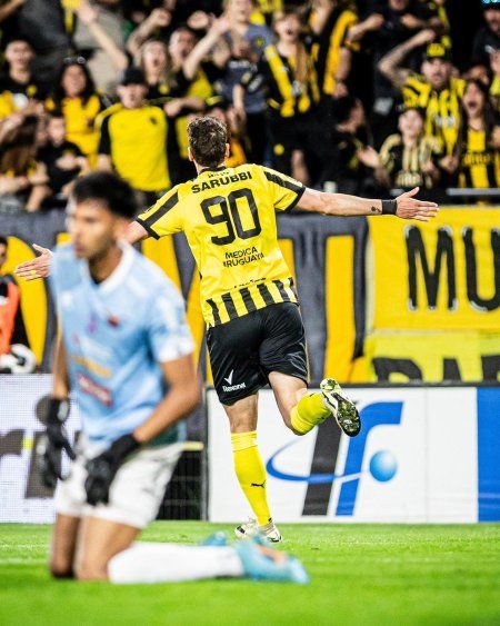 Felipe Avenatti celebra su gol para el 1-0 de Peñarol ante Boston River