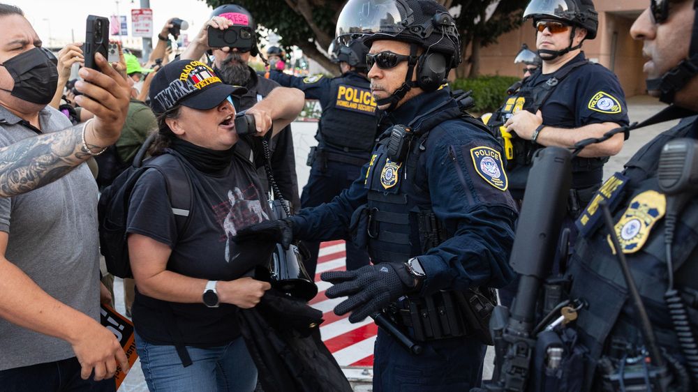 Activistas y miembros de las comunidades afectadas han protestado contras las autoridades por las redadas.