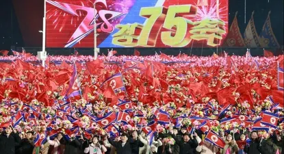 en imagenes: las espectaculares celebraciones en corea del norte por el 75º aniversario del pais