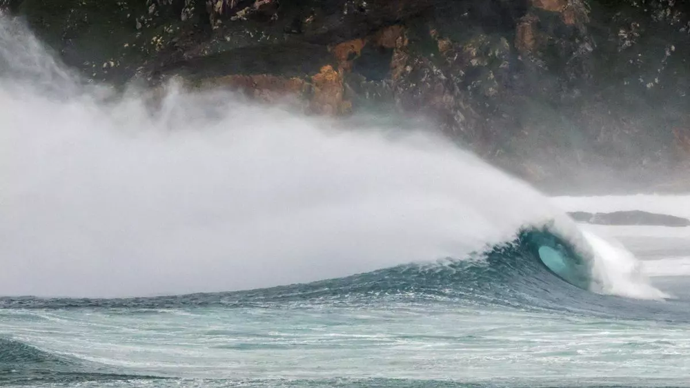 Temporal y grandes olas en la cosata de Galicia.