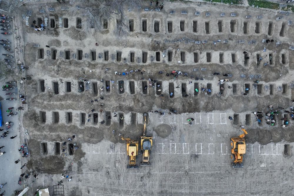 Esta fotografía aérea, difundida por el Centro de Prensa Iraní, muestra a personas cavando tumbas durante el funeral de los niños fallecidos en el ataque a una escuela.