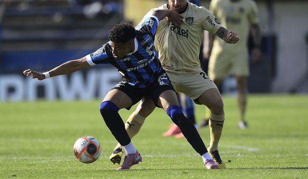 Kevin Amaro de Liverpool marca a Eric Remedi de Peñarol por el Torneo Clausura