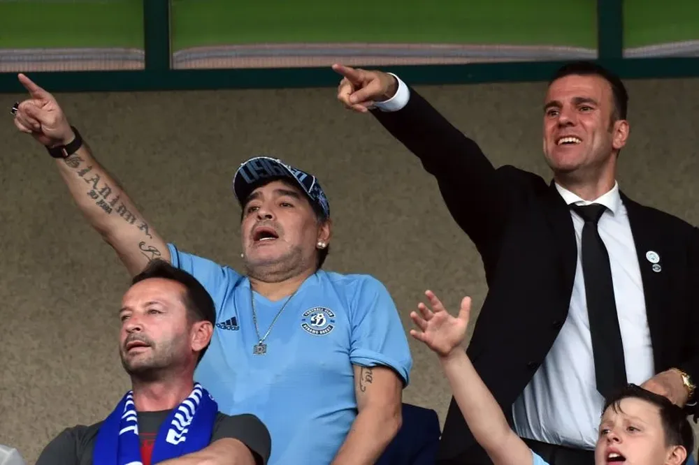 Maradona viendo a su nuevo equipo en Bielorrusia