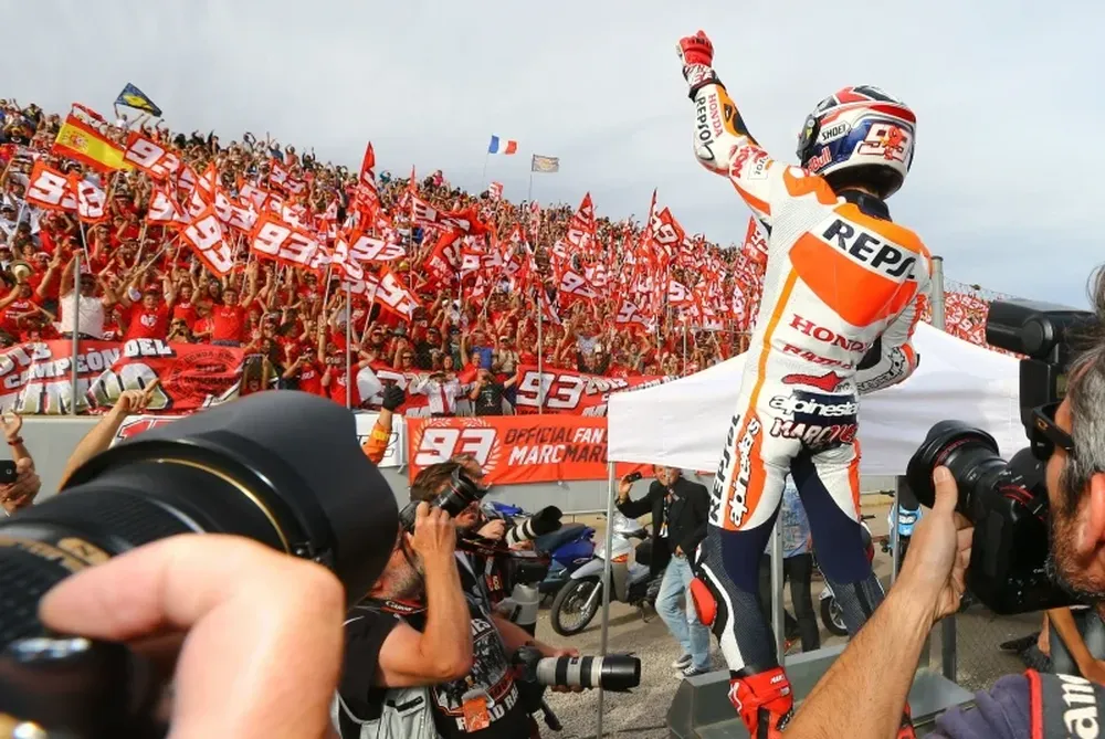 Márquez es el campeón más joven y también, por estilo de manejo y carisma, la nueva figura del MotoGP.