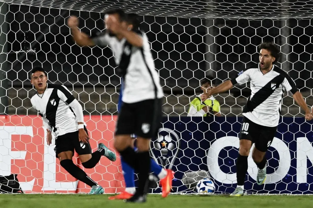 Millán celebra su gol y atrás lo hace Guillermo May