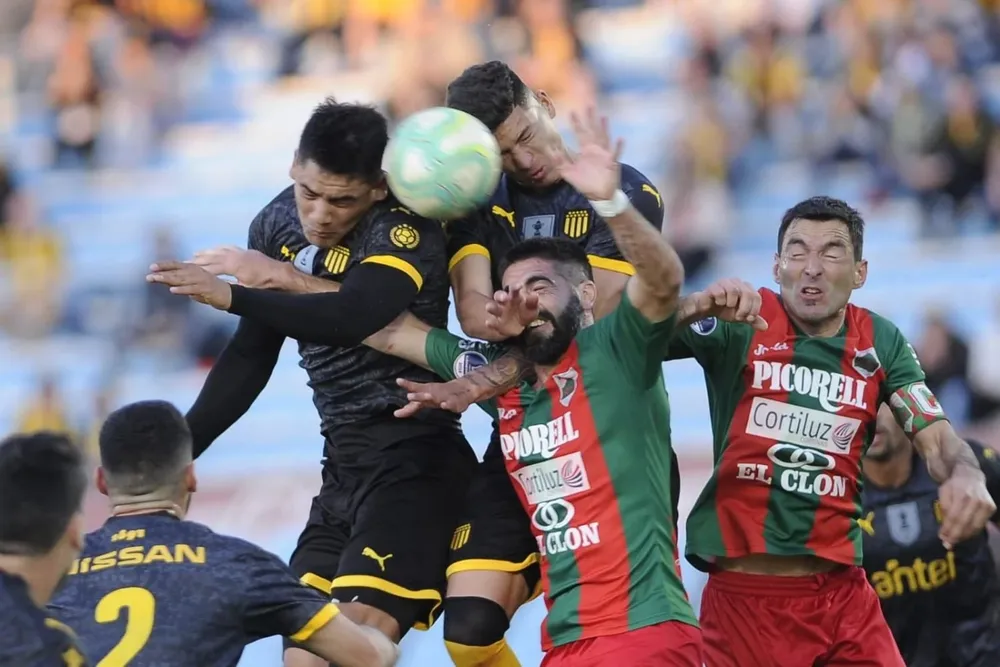 Darwin Núñez y Gabriel Fernández ganan en el juego aéreo pero no pueden conectar con el gol