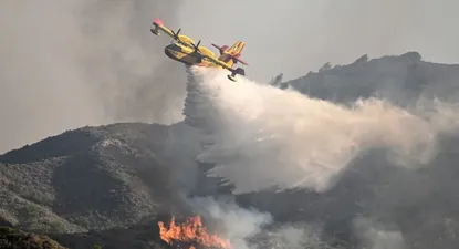 Miles de turistas debieron ser evacuados en las islas griegas del Mediterráneo por los incendios