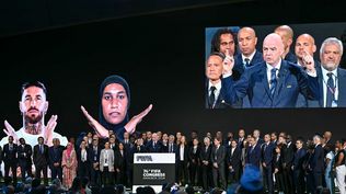 El gesto que propone la FIFA para denunciar racismo en el fútbol